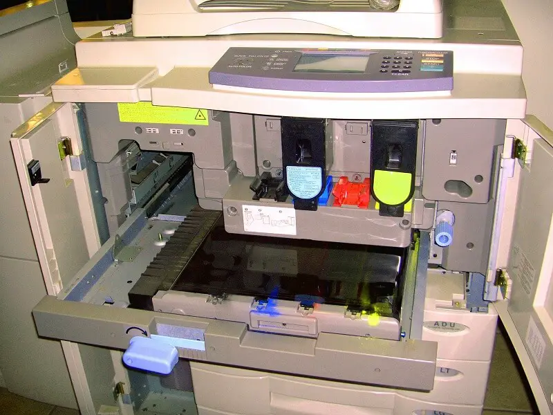 Limpie el rodillo del fusor de la impresora si su impresora láser está imprimiendo sombras