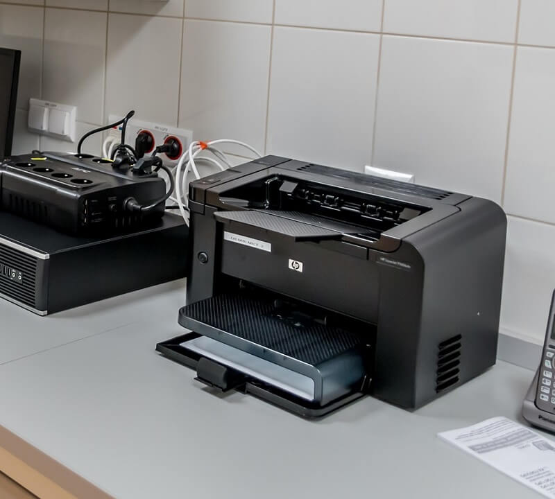 Limpie el rodillo de la impresora para hacer frente a la impresora haciendo líneas negras en el papel