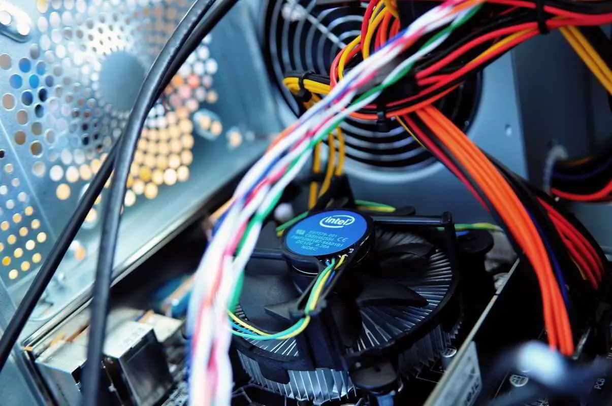 limpiar el sobrecalentamiento de la computadora portátil del ventilador de la PC
