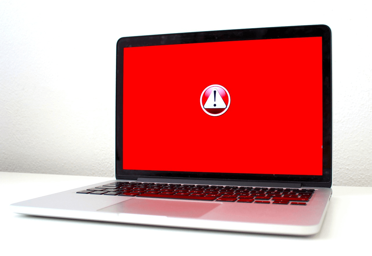 Computadora portátil en el escritorio: hay una actualización de Adobe Flash Player disponible