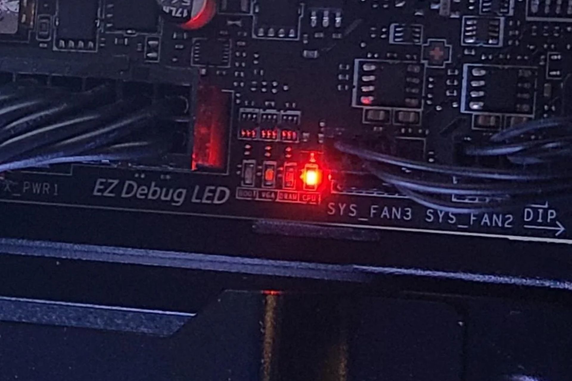 Luz roja de la CPU en la placa base: qué significa y cómo solucionarlo